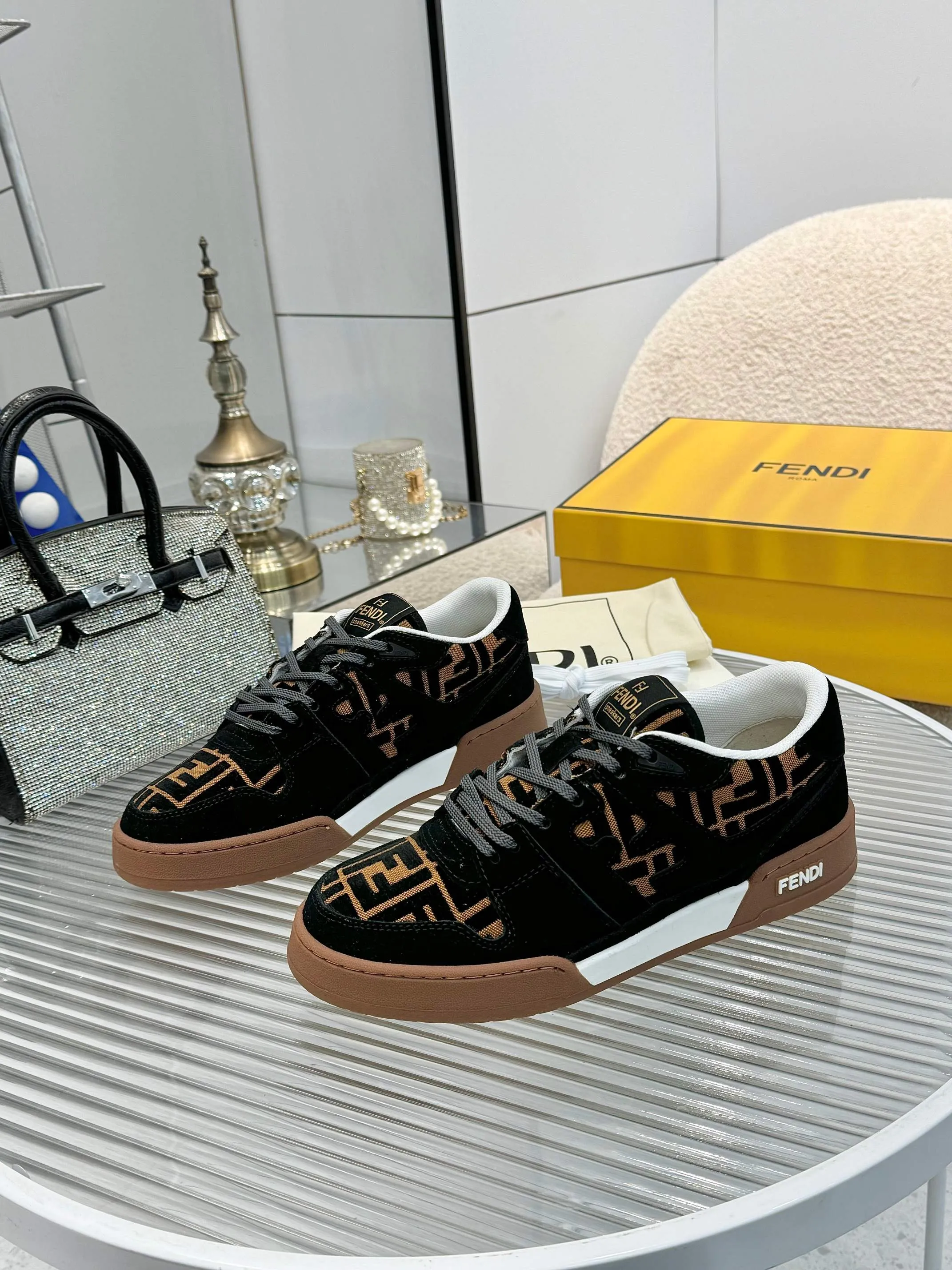 p620🐮🐮New❤Top super A version💯 Fendi Fendi 2025 New Year's King Explosive Style🔥 Many💑stars have the same style FD match. Original purchase for RMB14440. One to one replica. Designer Kim Jones's first sneaker fendi match and Donkey brand Trainer basketball sneakers, fresh blood injection and FF retro design It combines fashion and super comfort. [Wise] Whoever doesn’t grab it will regret it [There are many shoe uppers on the market with different color matching and cut corners in workmanship. The color matching and craftsmanship of my shoe upper are absolutely the same as the genuine products at the counter. Welcome to compare. Feet: Mesh injection molding pads 🎯 Soles: Please look for the original molded multi-color TPU outsole (❌ non-rubber sole) 🎯 Size: Female 35-41 Male 38-45 🎯 Packaging: Original 1:1 matching high-end packaging 🎁